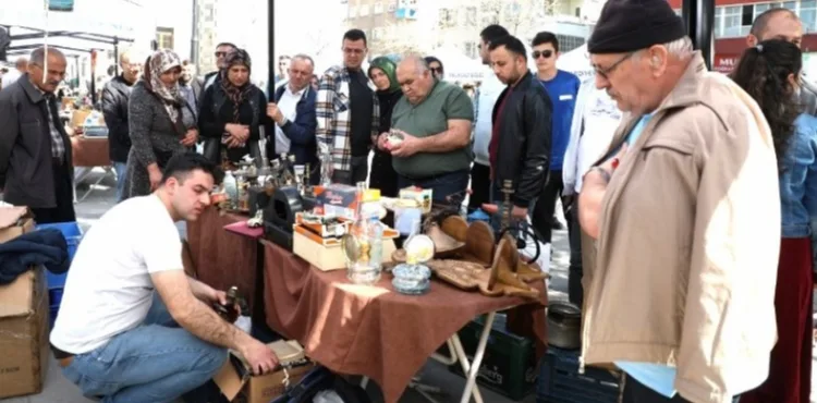 MELİKGAZİ’NİN ANTİKA PAZARI’NA YOĞUN İLGİ