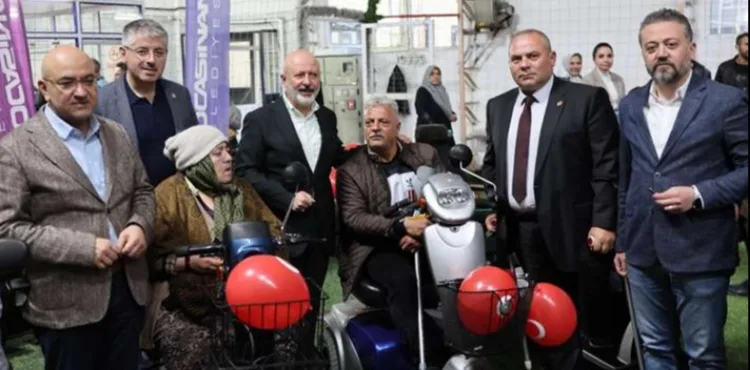 KOCASİNAN BELEDİYESİ, ENGELLİ VATANDAŞLARIN HAYATINI KOLAYLAŞTIRMAK İÇİN 40 AKÜLÜ ARAÇ DAĞITTI