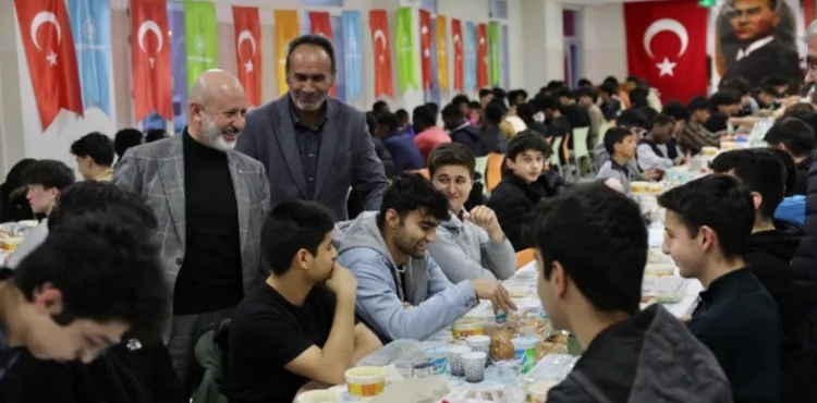 BAŞKAN ÇOLAKBAYRAKDAR, 52 FARKLI ÜLKEDEN ÖĞRENCİLERLE İFTAR SOFRASINDA BULUŞTU