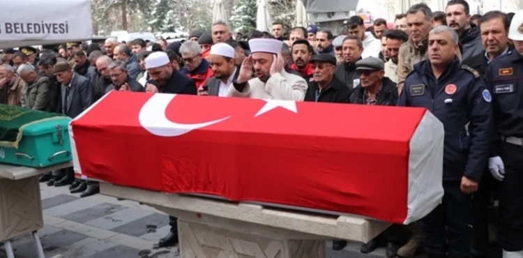 Görev dönüşü kaza geçirip, yaşam mücadelesini kaybeden itfaiye eri toprağa verildi