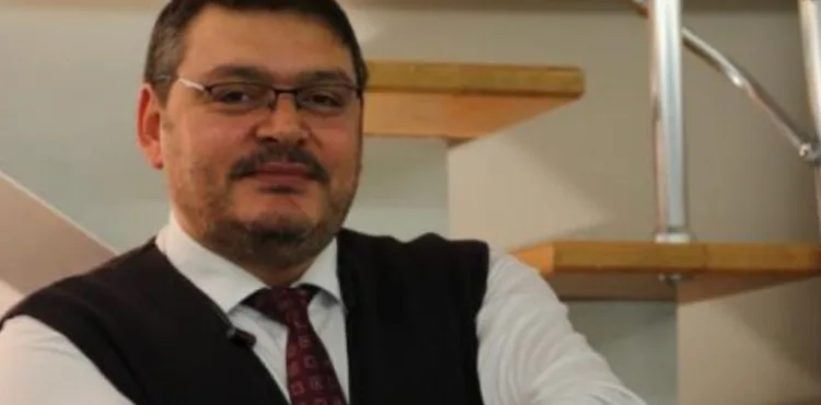 Aynı tiyatroyu oynamaya devam ediyor.
