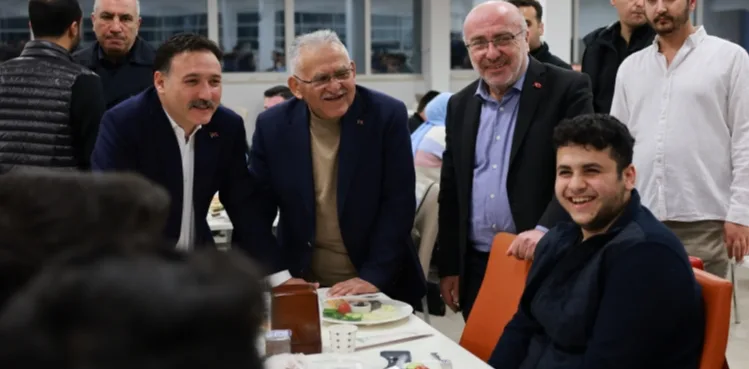 Vali ve Büyükşehir Belediye Başkanı, KAYÜ'de Öğrencilerle Sahur Yaptı