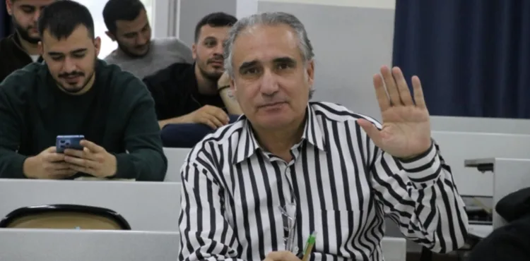 54 yaşındaki emekli albay, oğluyla aynı üniversitede eğitim görüyor