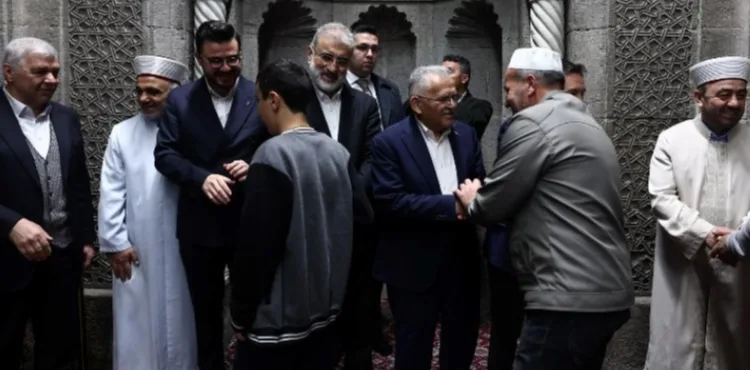 BÜYÜKKILIÇ, BAYRAM NAMAZI SONRASI KAYSERİLİLERLE BAYRAMLAŞTI