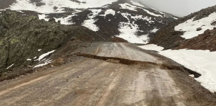 Kayseri'de sağanak nedeniyle yol çöktü