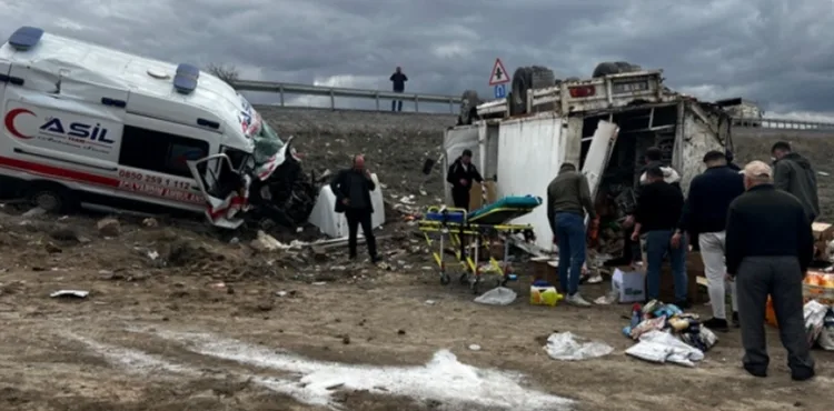 Hasta taşıyan ambulans, kamyonetle çarpıştı: 6 yaralı