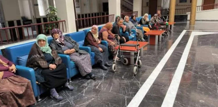 BÜYÜKŞEHİR, HUZUREVİNDEKİ YAŞLI ÇINARLARI BAYRAMDA, İLLÜZYON GÖSTERİSİ İLE KEYİFLENDİRDİ