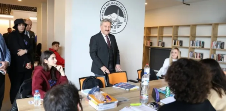MELİKGAZİ BELEDİYESİ GENÇLERE YÖNELİK HİZMETLERİYLE ÖRNEK OLUYOR!