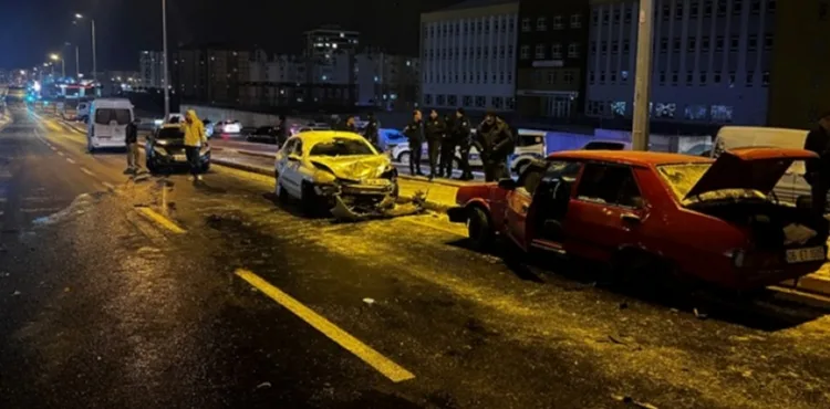 Kayseri'de 11 araç zincirleme kazaya karıştı; 2 yaralı