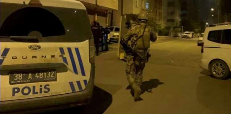 Balkondan tüfekle havaya ateşe açıp, kendini eve kilitledi