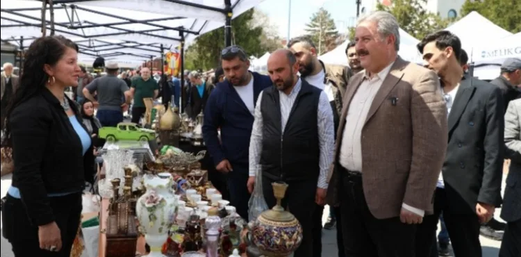 GEÇMİŞİN İZLERİNİ TAŞIYAN ANTİKA EŞYALAR BU PAZARDA