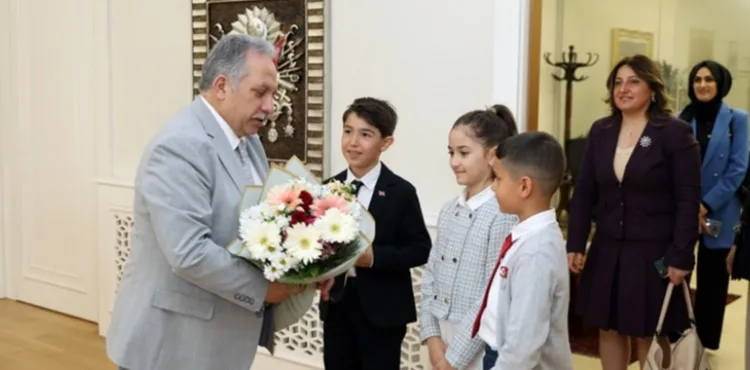 TALAS’TA BAŞKANLIK KOLTUĞU MİNİK ELLERDEYDİ