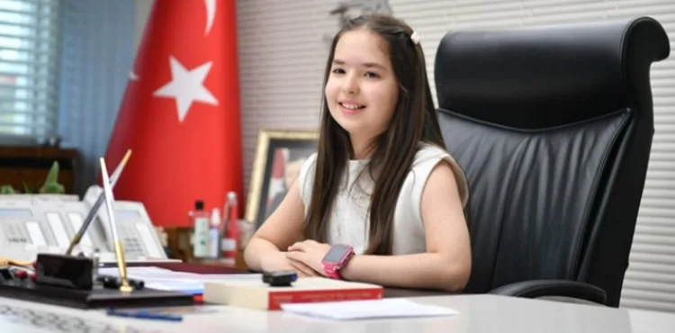MİNİK ÖĞRENCİ OKYANUS, BÜYÜKŞEHİR BELEDİYESİ BAŞKANLIK KOLTUĞUNA OTURDU
