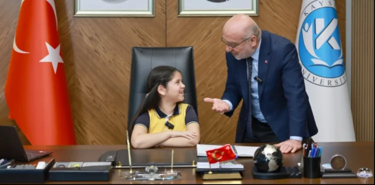 KAYÜ Rektörü Prof. Dr. Kurtuluş Karamustafa, 23 Nisan’da Koltuğunu İlkokul 4. Sınıf Öğrencisine Devretti