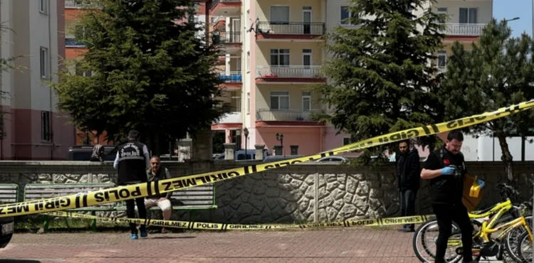 Cam silerken 4'üncü kattan düşüp öldü