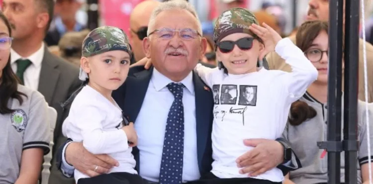 23 NİSAN’DA ÇOCUKLARIN COŞKUSUNA ORTAK OLAN BAŞKAN BÜYÜKKILIÇ, GESİ BAĞLARI’NI SÖYLEDİ