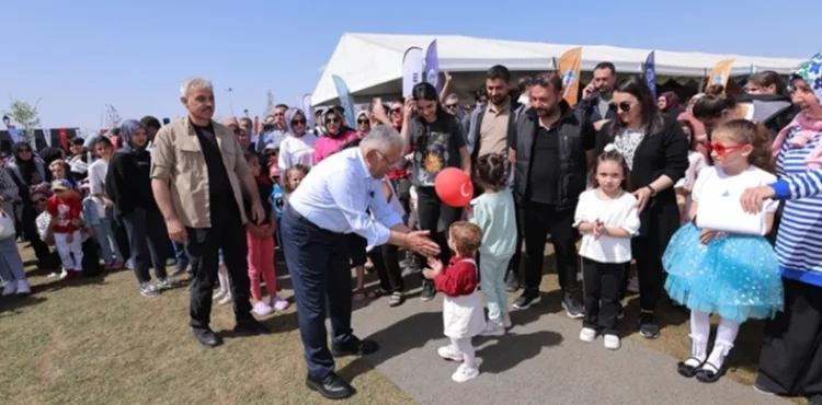 BAŞKAN BÜYÜKKILIÇ’IN 23 NİSAN HEDİYESİ 2’NCİ ÇOCUK KİTAP FUARI VE ŞENLİĞİ, MİNİKLERLE DOLDU TAŞTI