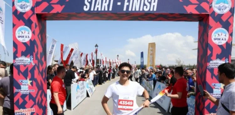 BÜYÜKŞEHİR SPOR A.Ş.’NİN ÇOCUK KOŞUSUNA YÜZLERCE MİNİK SPORCU KATILDI