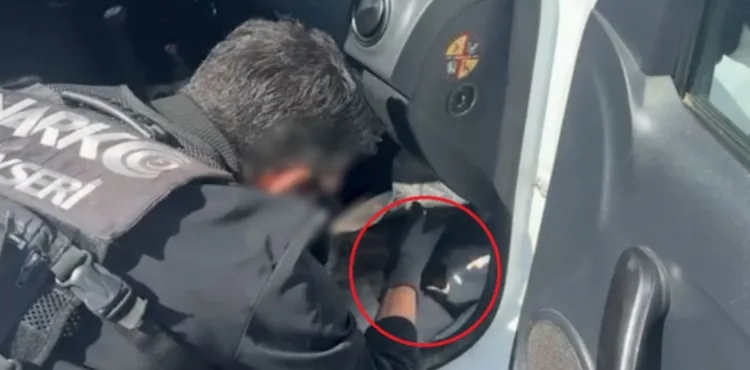 Otomobilde gizlenen 1 kilo 706 gram uyuşturucu ele geçirildi; 2 gözaltı