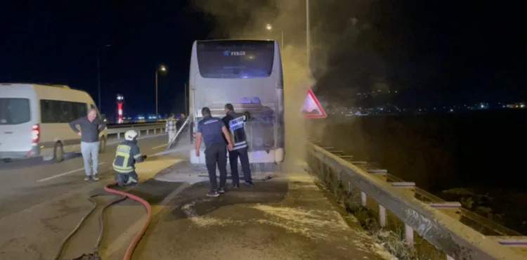 Turistleri taşıyan otobüs seyir halindeyken alev aldı