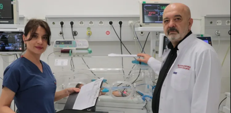 30 bin doğumda bir görülen hastalıkla doğan bebek, ameliyat edildi