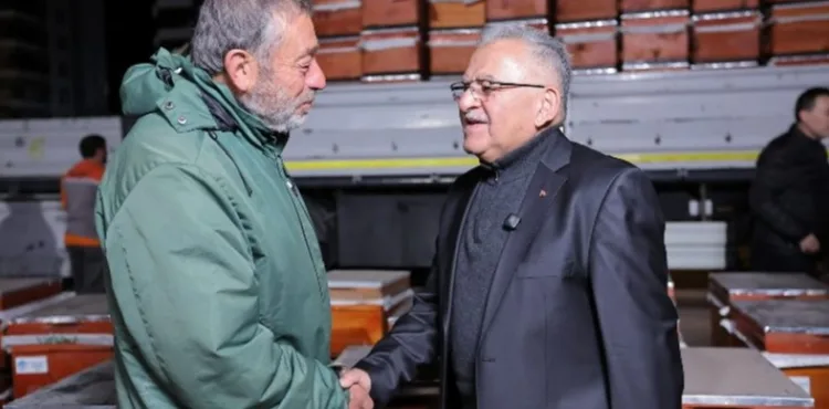BAŞKAN BÜYÜKKILIÇ, ŞAFAK VAKTİ ÜRETİCİLERE ARILI KOVAN DAĞITTI
