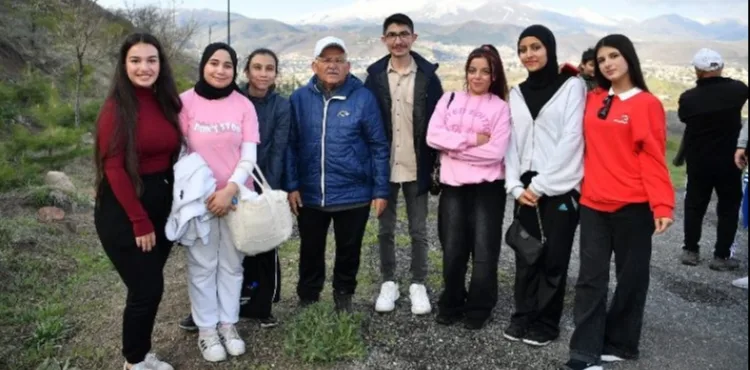 BAŞKAN BÜYÜKKILIÇ, PAZAR SABAHINA GENÇLERLE ALİ DAĞI’NDA YÜRÜYÜŞ YAPARAK BAŞLADI