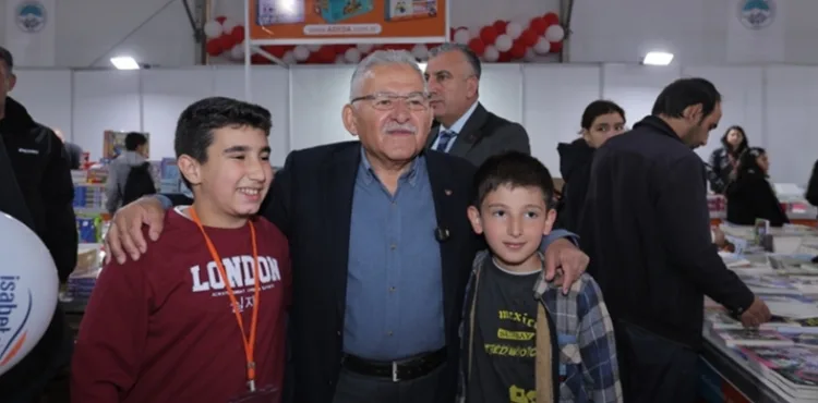 BÜYÜKKILIÇ, ÇOCUKLARIN KİTAP VE EĞLENCE İLE BULUŞTUĞU FUARI ZİYARET ETTİ