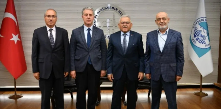 BAŞKAN BÜYÜKKILIÇ, KENTE KATKI SAĞLAYAN MİSAFİRLERİNİ MAKAMINDA AĞIRLADI