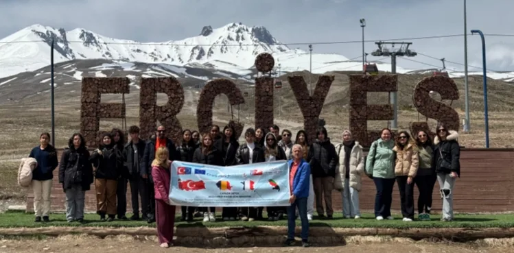 BÜYÜKŞEHİR'İN VİZYONUYLA ERCİYES, ROMANYA VE KARAYİPLER’DEN GELEN GENÇLERİ HAYRAN BIRAKTI