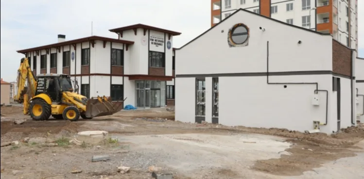 MELİKGAZİ YENİ SAĞLIK MERKEZLERİNE YAKIŞIR ÇEVRE DÜZENİ YAPIYOR