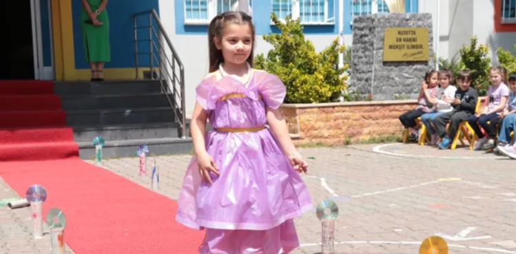 Minikler atıklardan kıyafet hazırlayıp, defile yaptı