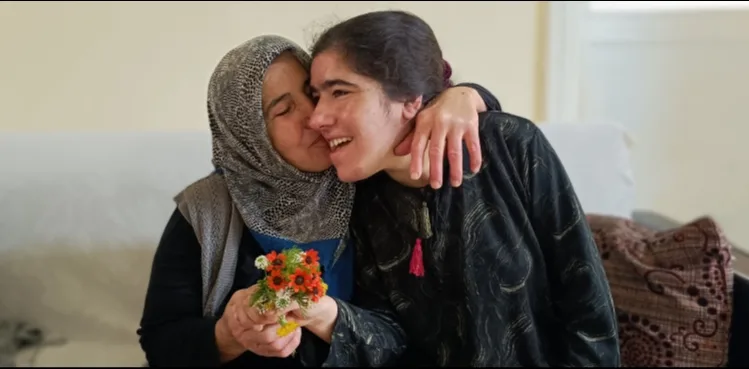 Ömrünü zihinsel engelli kızına adadı