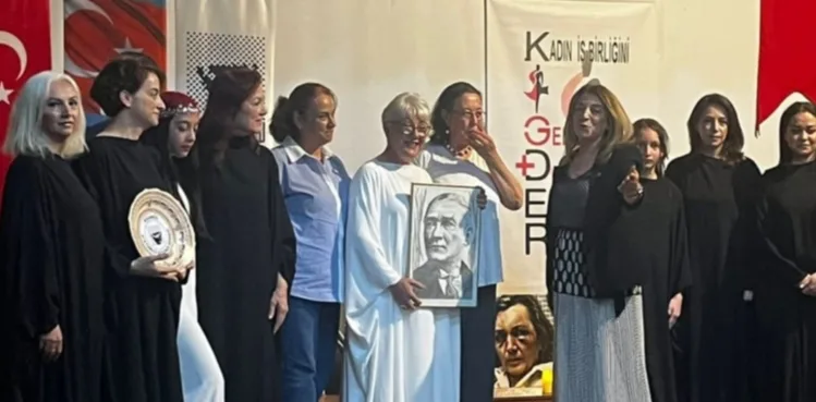 SANATLA ŞİDDETE KARŞI GÜÇLÜ BİR ÇIĞLIK VERİLDİ ''BANA ELLERİNİ VER '' YENİDEN SAHNELENDİ