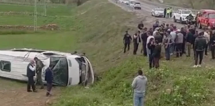 Kayseri'de öğrencileri taşıyan minibüs devrildi; 16 yaralı