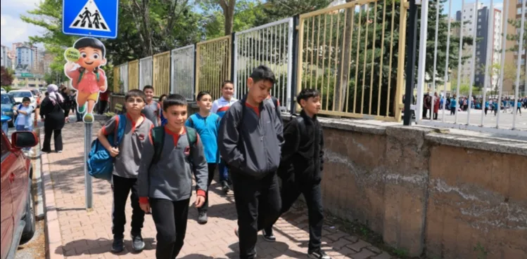 TALAS'TA OKUL GEÇİTLERİNE ÖĞRENCİ GÜVENLİĞİ İÇİN SEVİMLİ UYARICILAR
