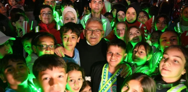 BAŞKAN BÜYÜKKILIÇ, 19 MAYIS FENER ALAYI’NDA GENÇLERİN COŞKUSUNA ORTAK OLDU