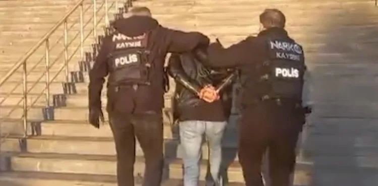 Kayseri'de, kıyafete emdirilmiş 1.4 kilo metamfetamin ele geçirildi; 3 tutuklama