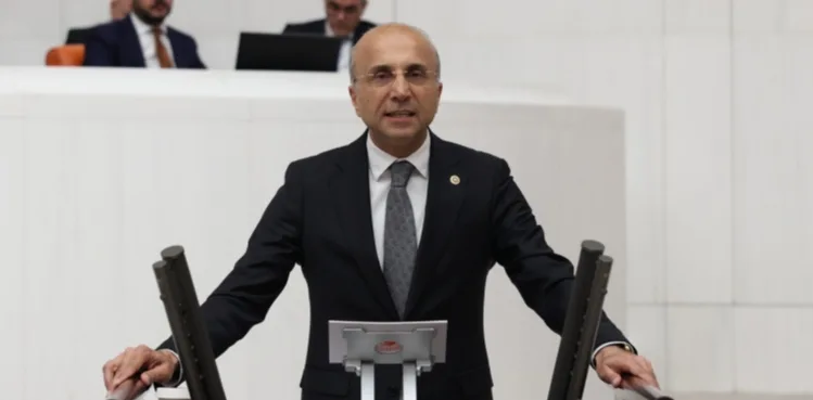 CHP’Lİ AŞKIN GENÇ: “KUR ARTTIKÇA BORÇ BÜYÜYOR, BORÇ BÜYÜDÜKÇE FAİZ ARTIYOR. BÜTÇENİN KADERİ LONDRA PİYASALARINDA YAZILIYOR”