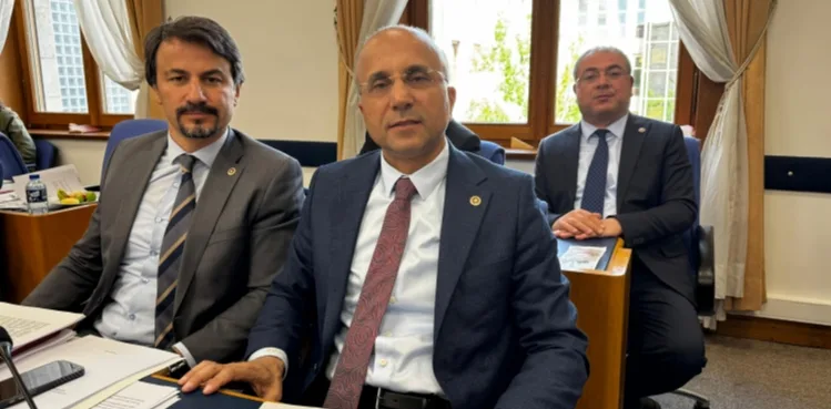 CHP’Lİ AŞKIN GENÇ: “DEVLET SADAKATLE DEĞİL LİYAKATLE YÖNETİLİR; ORDU BİATLA DEĞİL HUKUKLA YÜRÜR”