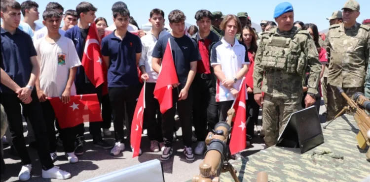 Kayseri'de 179 öğrenci, 'Mehmetçikle Bir Gün' projesi kapsamında 'Erciyes 2025 Tatbikatı'nı takip etti