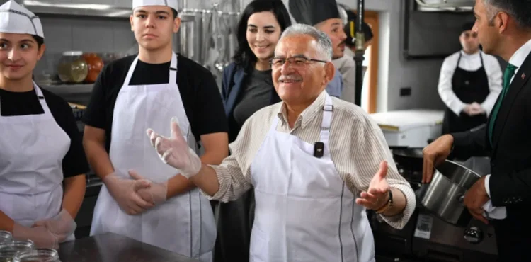 BAŞKAN BÜYÜKKILIÇ, “ATIKSIZ KATIK” PROJESİ KAPSAMINDA GENÇLERLE MUTFAKTA ÇORBA PİŞİRDİ