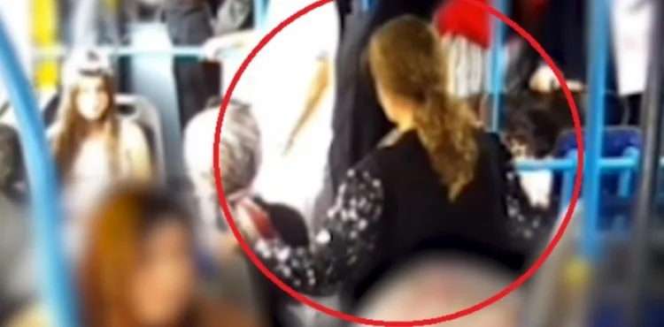 Otobüste düşürülen altın kolyeyi aldığı anlar kamerada