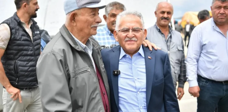 BAŞKAN BÜYÜKKILIÇ’TAN MİMARSİNAN KURBAN PAZARI’NDA SIKI PAZARLIK VE SAMİMİ BULUŞMA