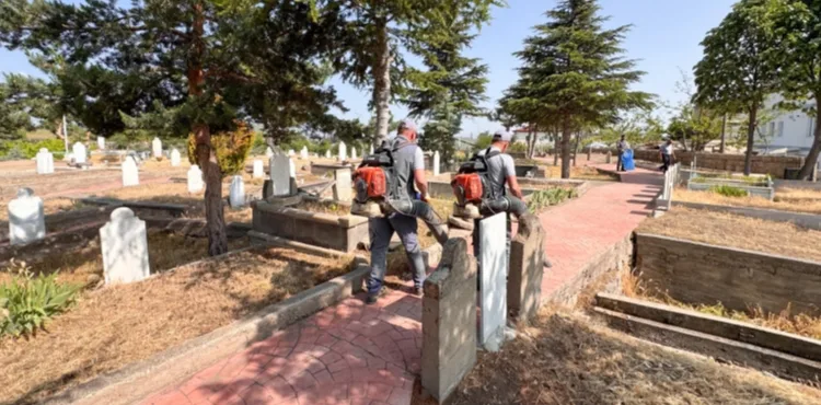 MELİKGAZİ BELEDİYESİ’NDEN BAYRAM ÖNCESİ KAPSAMLI CAMİ VE MEZARLIK TEMİZLİĞİ