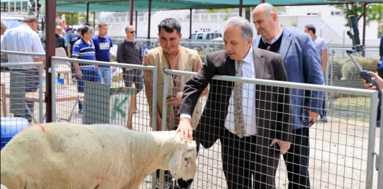 BAŞKAN YALÇIN’DAN KURBAN PAZARI ZİYARETİ: “BU ALAN HEM EMEĞİN HEM DUALARIN BULUŞMA NOKTASI”