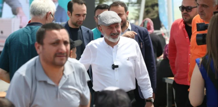 BAŞKAN ÇOLAKBAYRAKDAR, TÜRKİYE’DE SAYILI OLAN KURBAN YERİNDE VATANDAŞLARLA BAYRAMLAŞTI