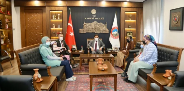 Vali Gökmen Çiçek ve Rektör Prof. Dr. Fatih Altun Miniklerin İsteğini Yerine Getirdi