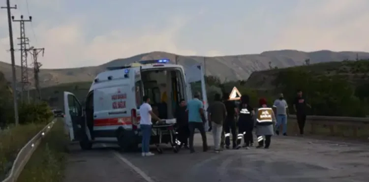 Kayseri'de yola dökülen madeni yağ nedeniyle devrilen motosikletteki 2 kişi yaralandı