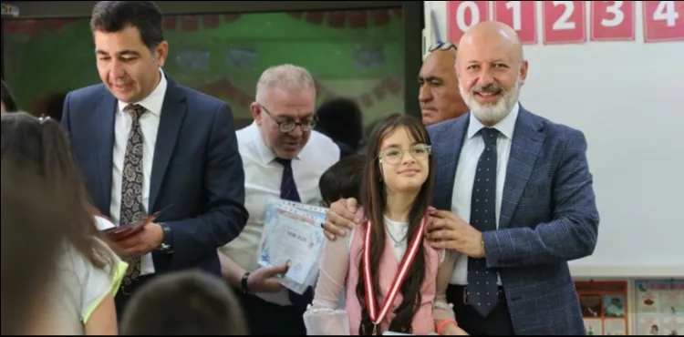 BAŞKAN ÇOLAKBAYRAKDAR, ÖĞRENCİLERİN KARNE SEVİNCİNE ORTAK OLDU